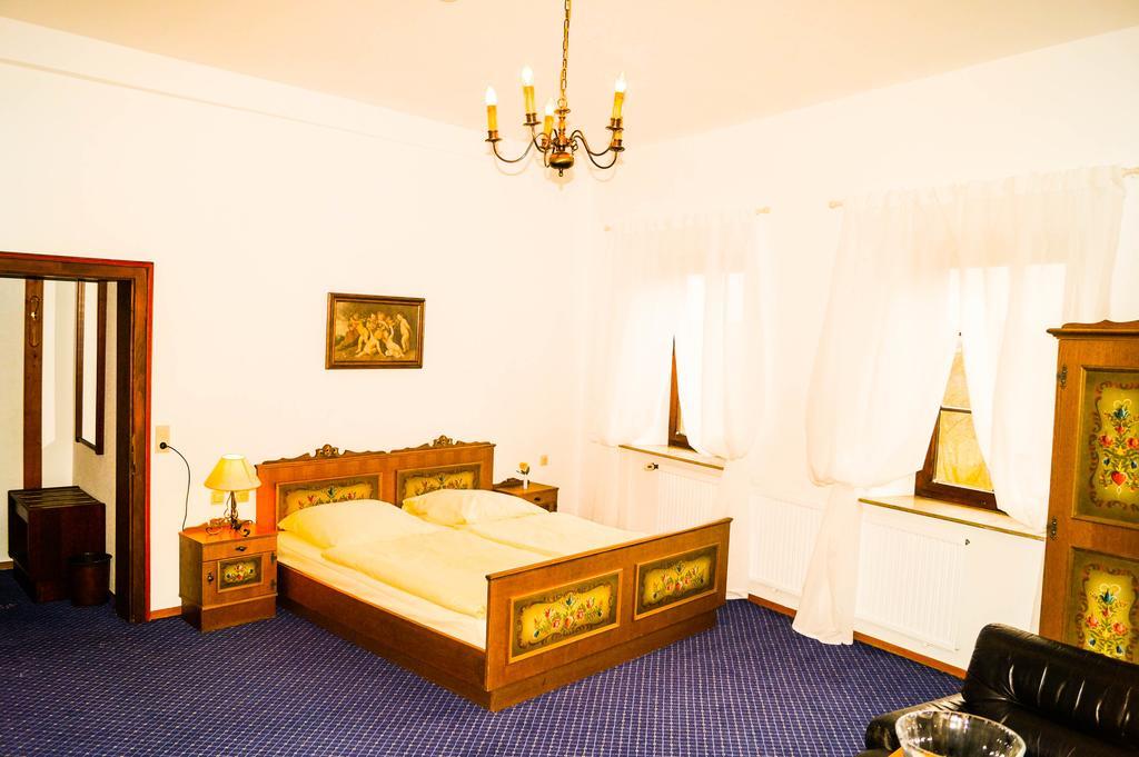 Schlosshotel Hoefingen Leonberg Exterior photo